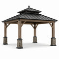 Pabellón de madera y metal con techo negro y columnas de piedra